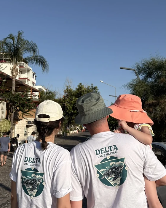 Kaş'ta Delta tişörtleriyle ekip